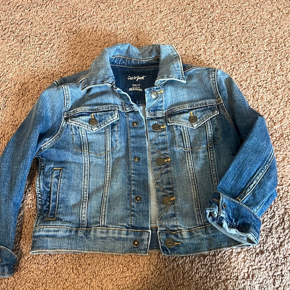 Cat & Jack girls Jean jacket size s (6/7)